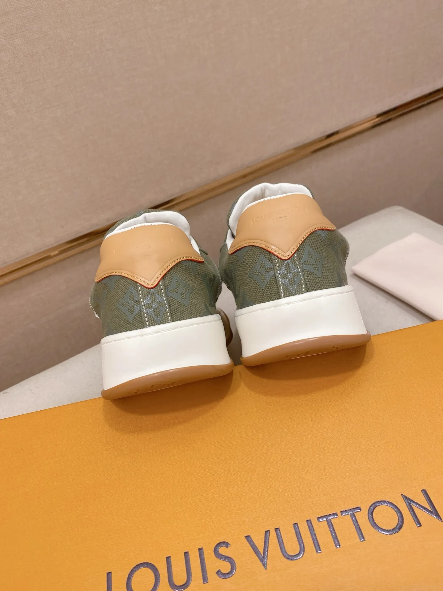 Factory price: 480💰 LV 🫏The colorful interpretation of BUTTERSOFT sneakers combines sheepskin, The colorful interpretation of LV BUTTERSOFT sneakers combines sheepskin and calfskin for a super soft feel. Designed by Pharrell Williams, this '60s-inspired shoe features a padded upper that's been crafted by Louis Vuitton craftsmen to further enhance the comfort of the leather. In addition to the LV initials, it features multiple signatures, including natural leather trim and an embossed pattern of Pharrell Williams and lobster on the side, referencing the Fall/Winter 2025 men’s show. A must-have artifact for fashionistas✅ Code number 38-44